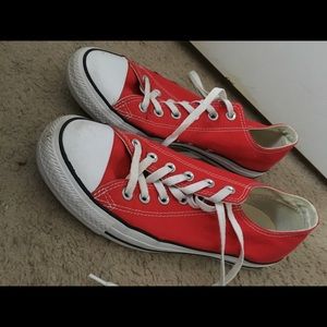 Women’s low top chuck Taylor converse - red